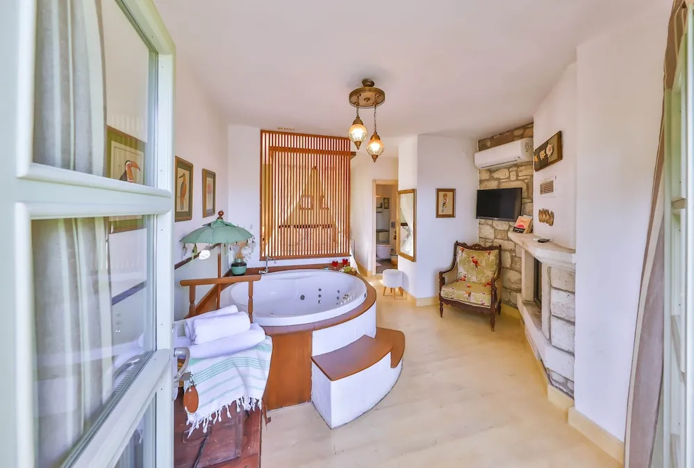 Garden Deluxe Suite with Terrace, Fireplace and Jetted Tub