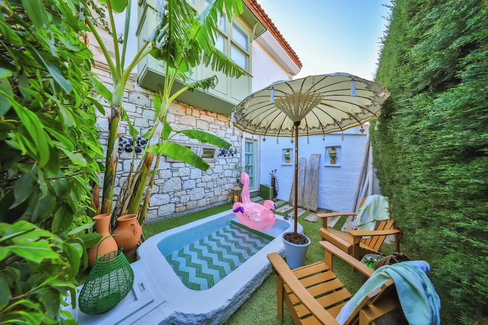 Garden Deluxe Suite with Terrace, Fireplace and Jetted Tub