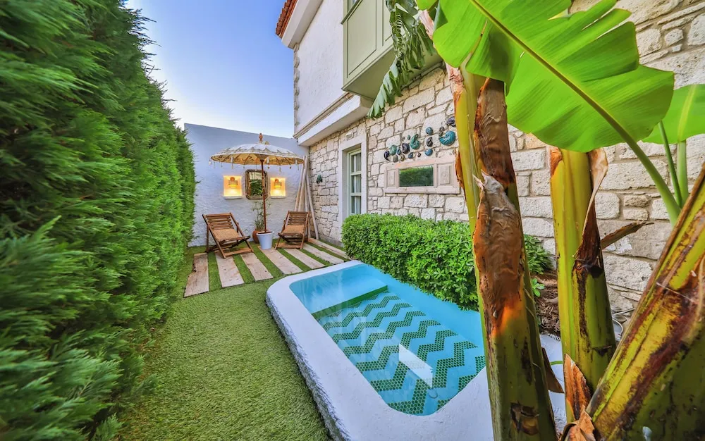 Garden Deluxe Suite with Terrace, Fireplace and Jetted Tub