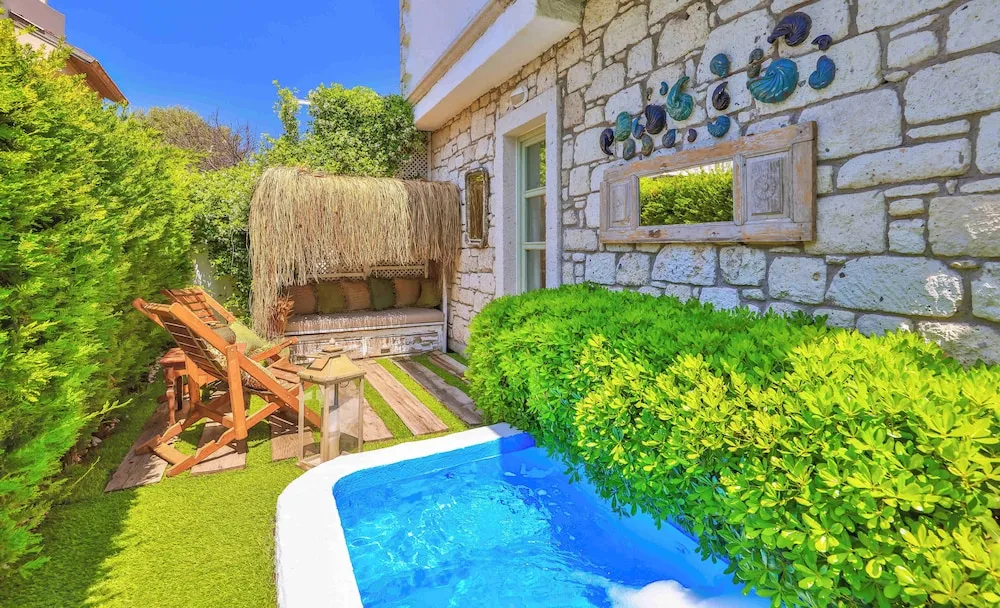 Garden Deluxe Suite with Terrace, Fireplace and Jetted Tub