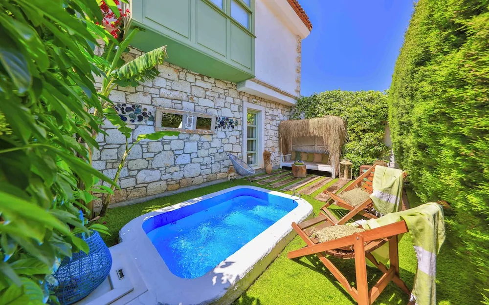 Garden Deluxe Suite with Terrace, Fireplace and Jetted Tub