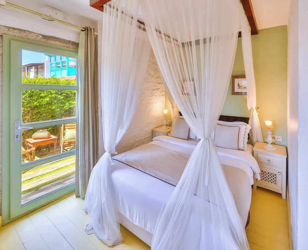 Garden Deluxe Suite with Terrace, Fireplace and Jetted Tub