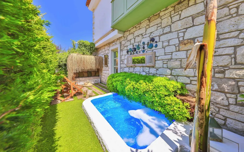 Garden Deluxe Suite with Terrace, Fireplace and Jetted Tub