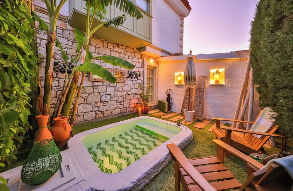 Garden Deluxe Suite with Terrace, Fireplace and Jetted Tub