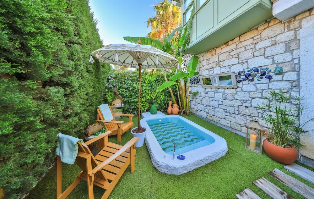 Garden Deluxe Suite with Terrace, Fireplace and Jetted Tub