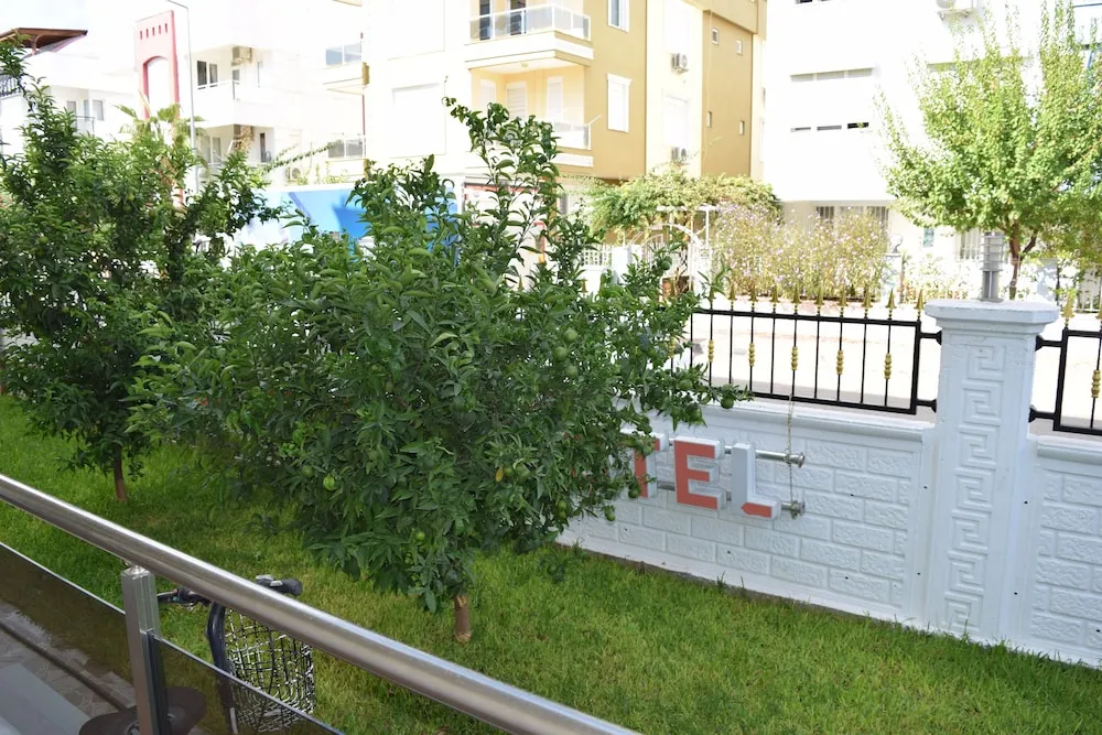 Stüdyo, Bahçe Manzaralı