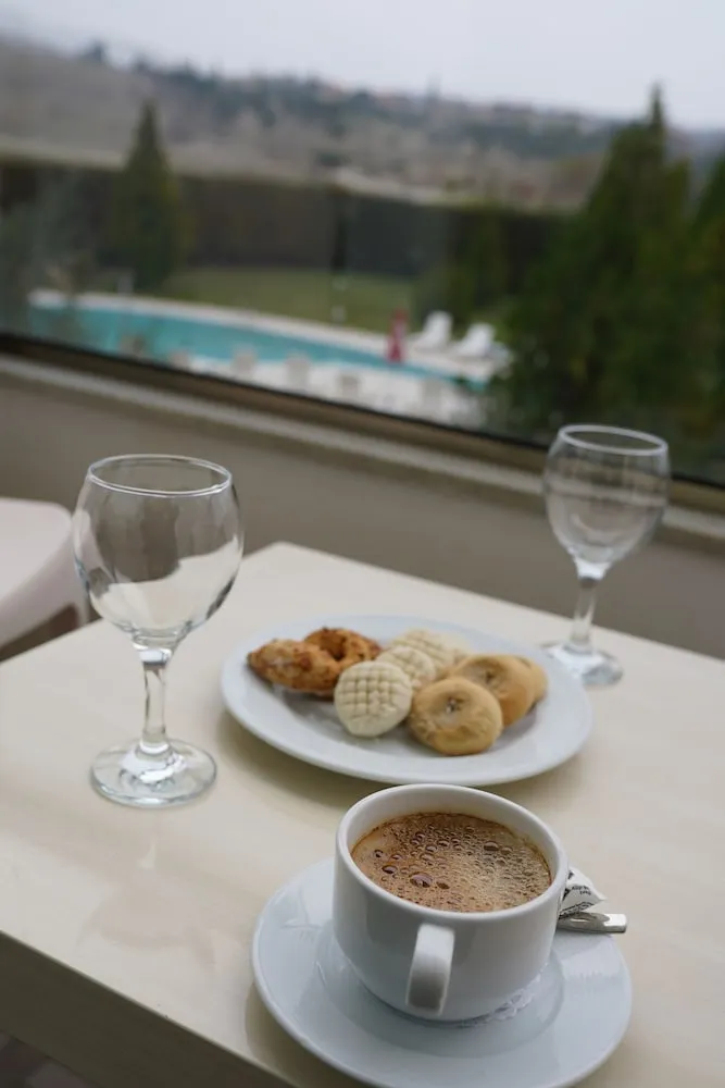 Tek Büyük veya İki Ayrı Yataklı Oda, Bahçe Manzaralı