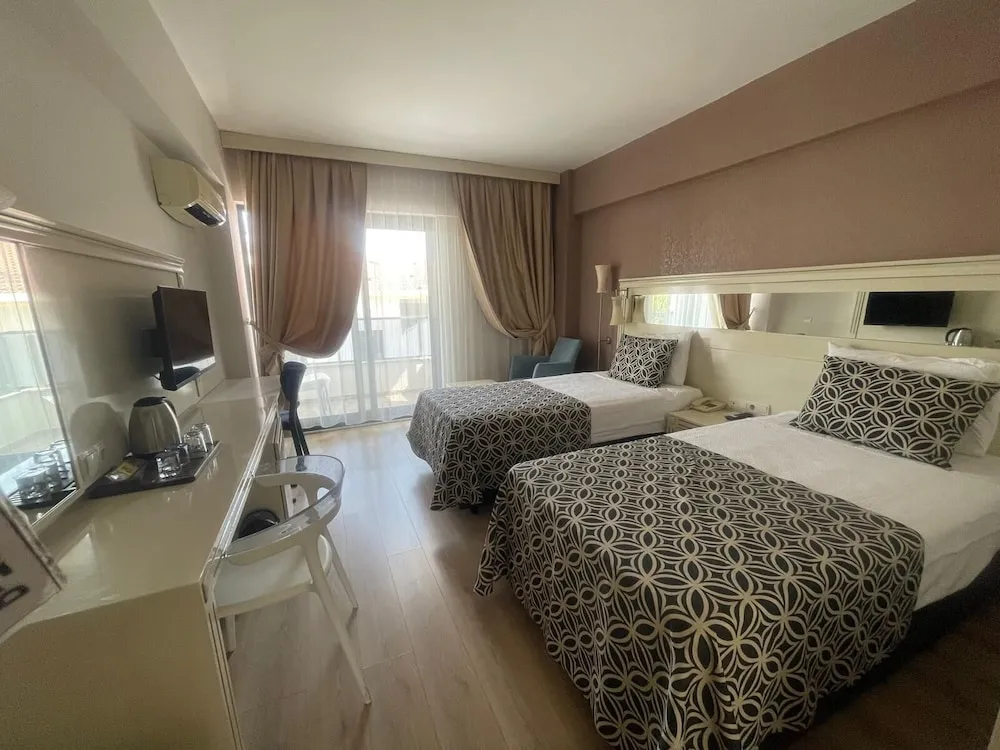 Standard Tek Büyük veya İki Ayrı Yataklı Oda, Havuz Manzaralı