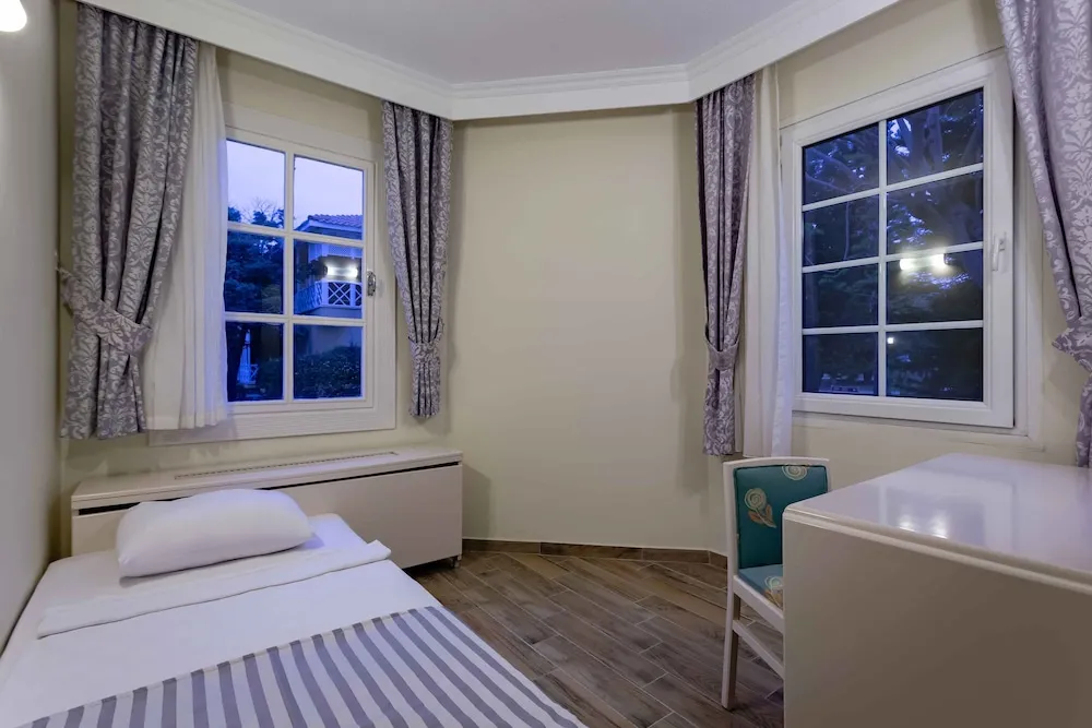 Superior Club Room