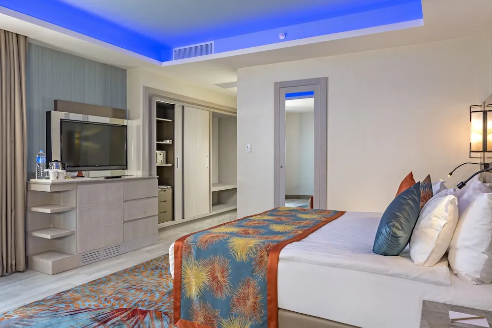 Family Room, Land View