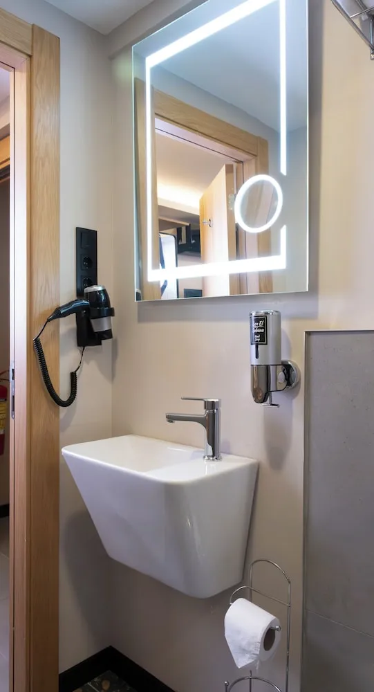 STANDARD SINGLE ROOM GROUND FLOOR
