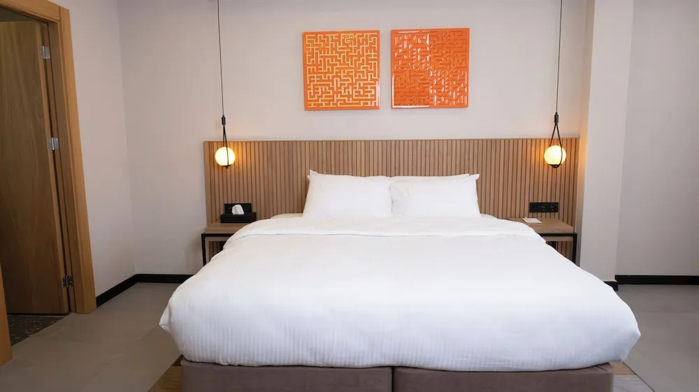 DELUXE DOUBLE ROOM CITY VIEW