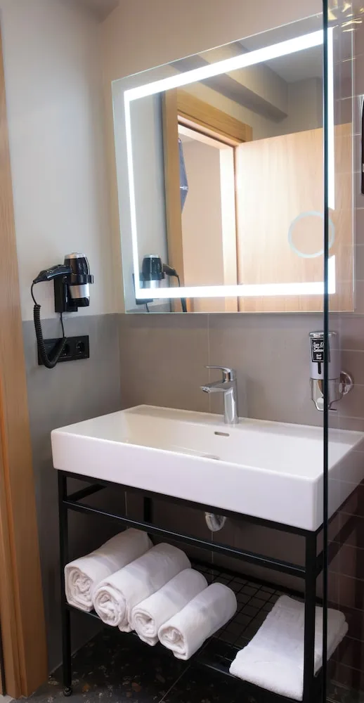 DELUXE DOUBLE ROOM CITY VIEW