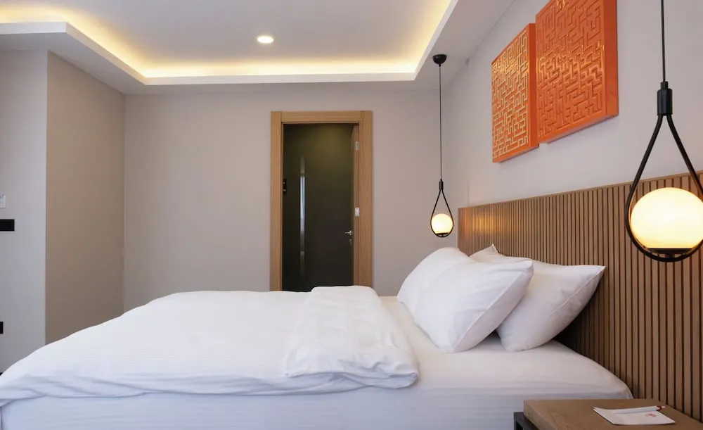 DELUXE DOUBLE ROOM CITY VIEW
