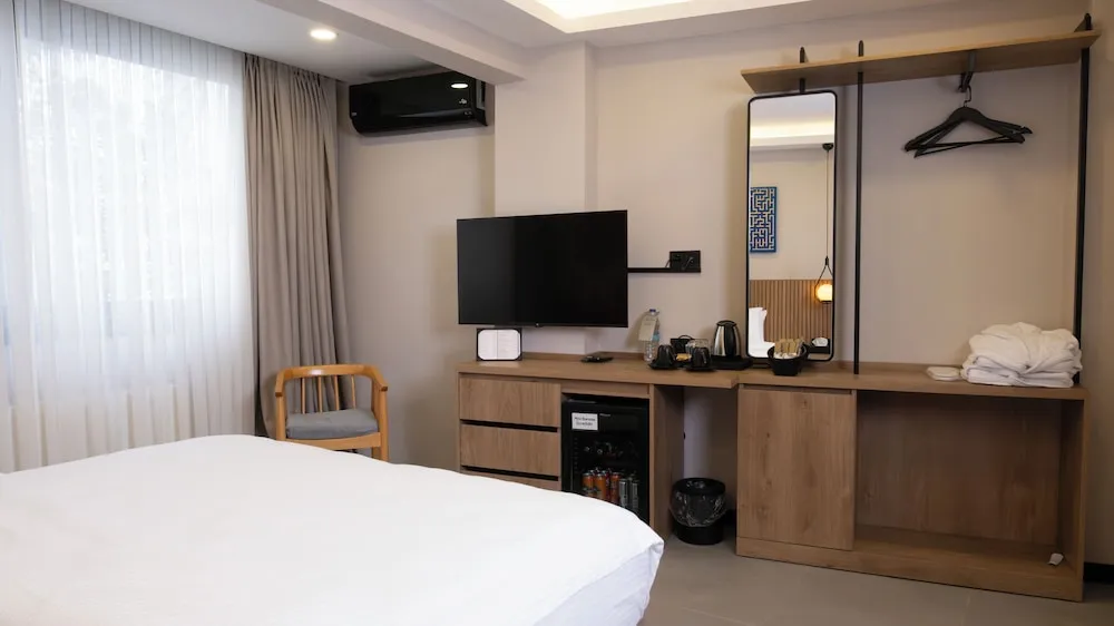 DELUXE DOUBLE ROOM GARDEN VIEW
