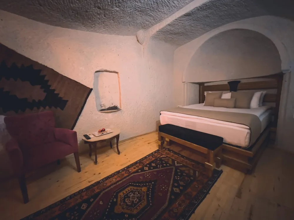 Tek Büyük Yataklı Oda (Cave)