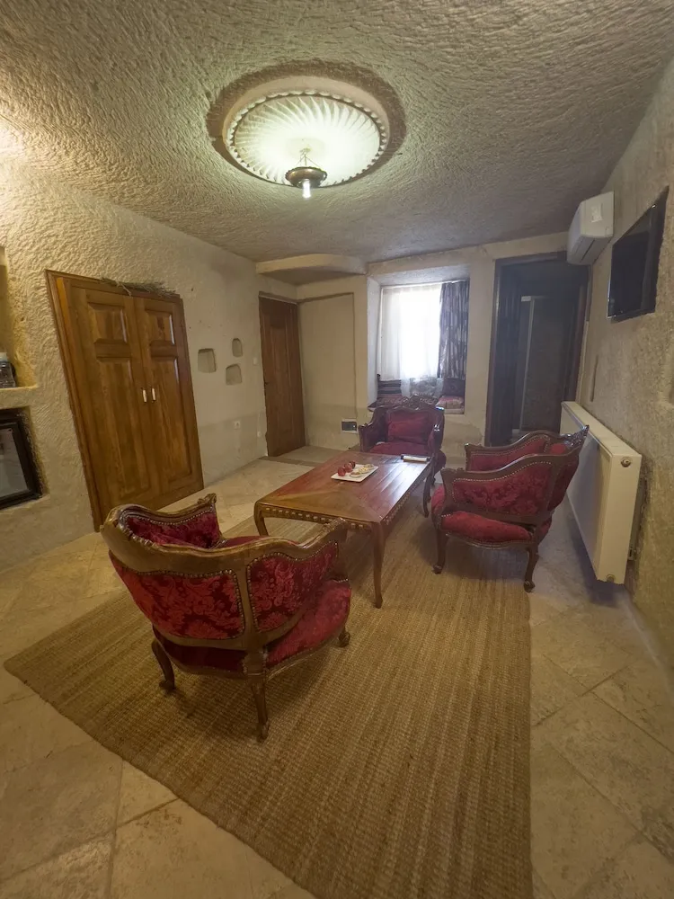 Üç Kişilik Oda (Cave)