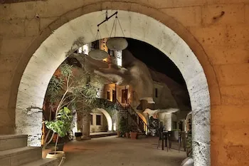 Shoestring Cave House