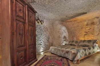 Shoestring Cave House