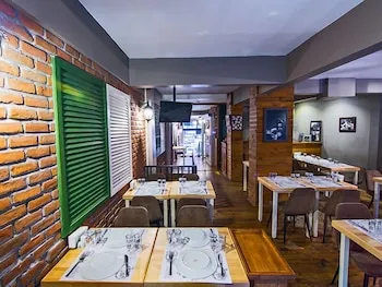 Kuzen Otel - Yetişkin Oteli