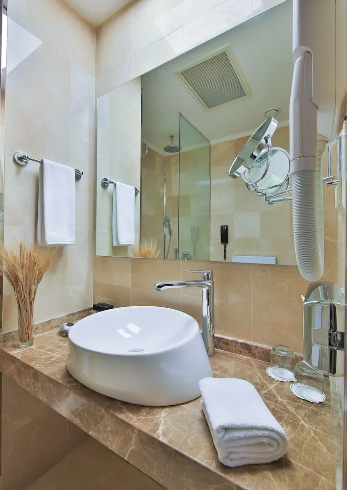 Deluxe Room, King / Twin, Bosphorus View