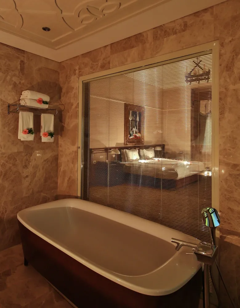 Junior Suite, Super King, Jacuzzi, City view