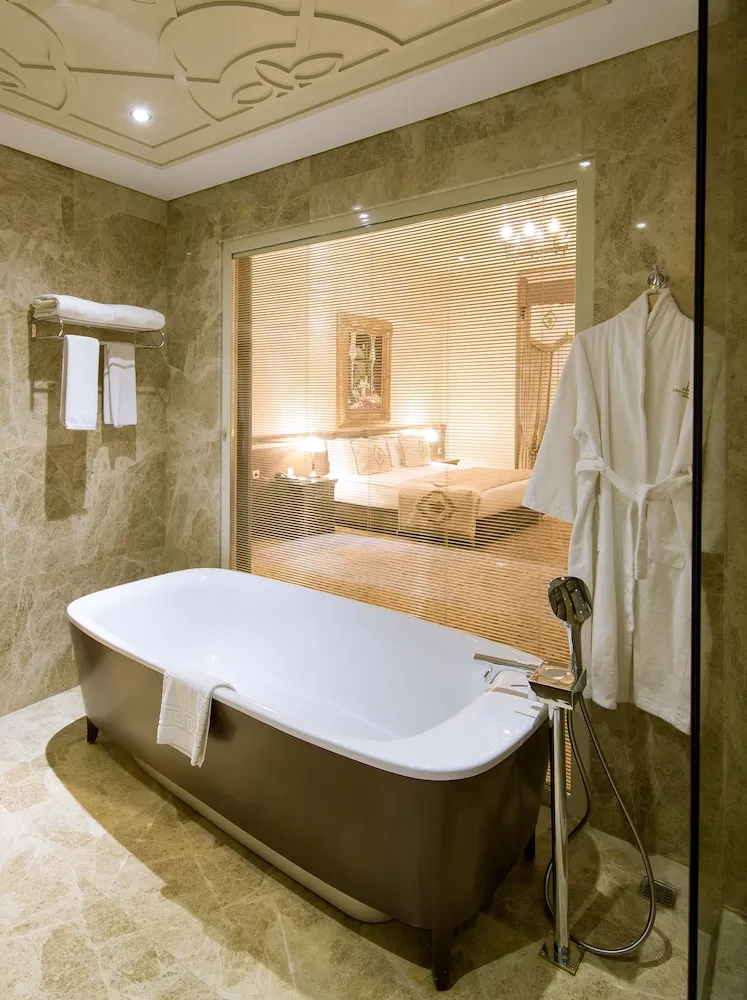 Junior Suite, Super King, Jacuzzi, City view