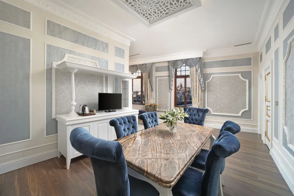 Legacy Ottoman King Suite