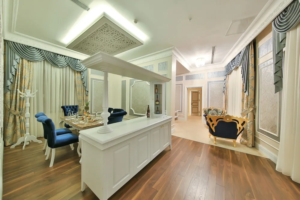 Legacy Ottoman King Suite