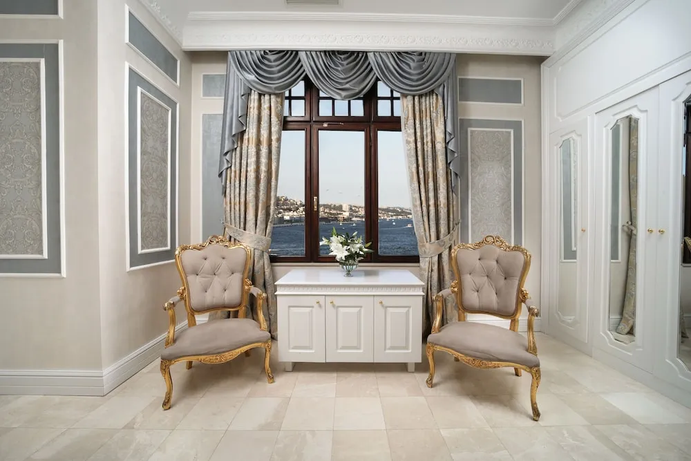 Legacy Ottoman King Suite