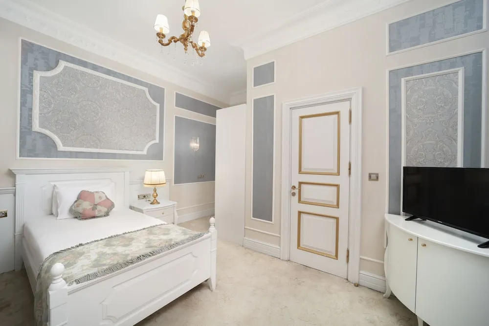Legacy Ottoman King Suite