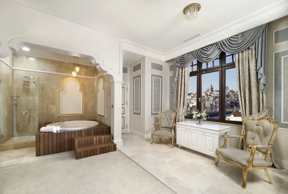 Legacy Ottoman King Suite