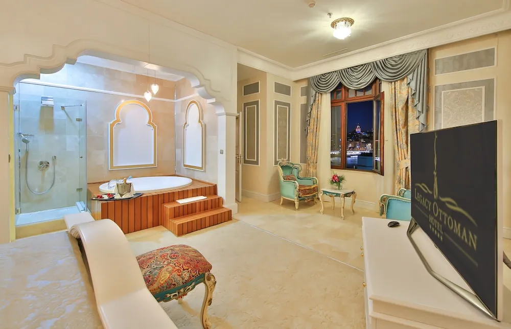 Legacy Ottoman King Suite
