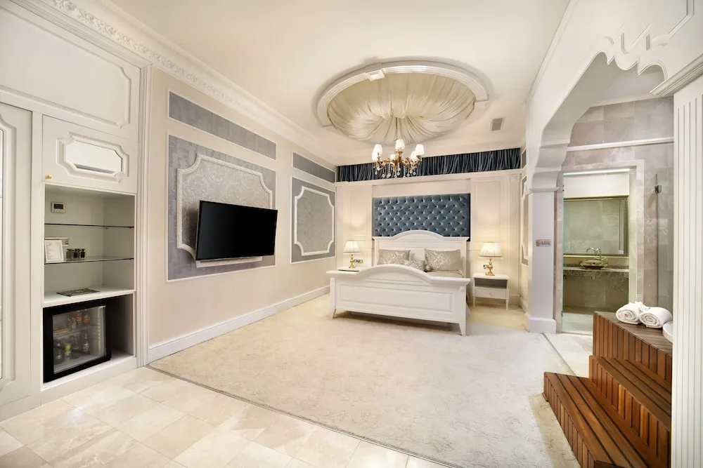 Legacy Ottoman King Suite
