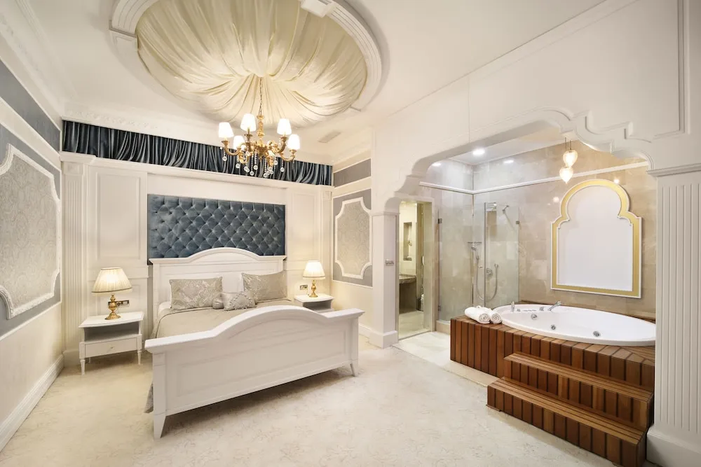 Legacy Ottoman King Suite