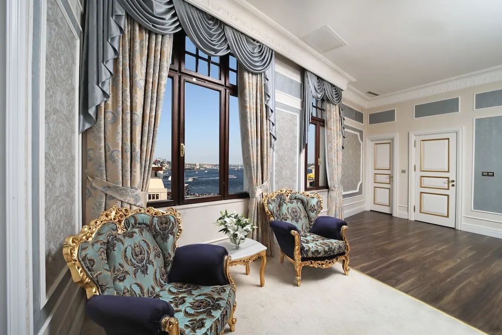 Legacy Ottoman King Suite
