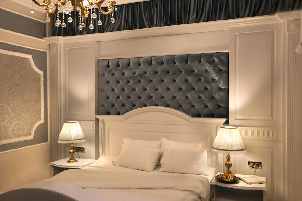 Legacy Ottoman King Suite