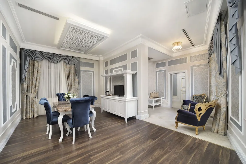 Legacy Ottoman King Suite
