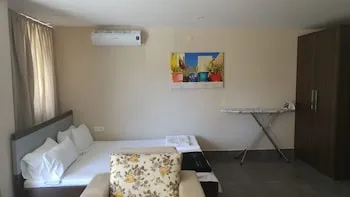 Lighthouse Nadia Aparts