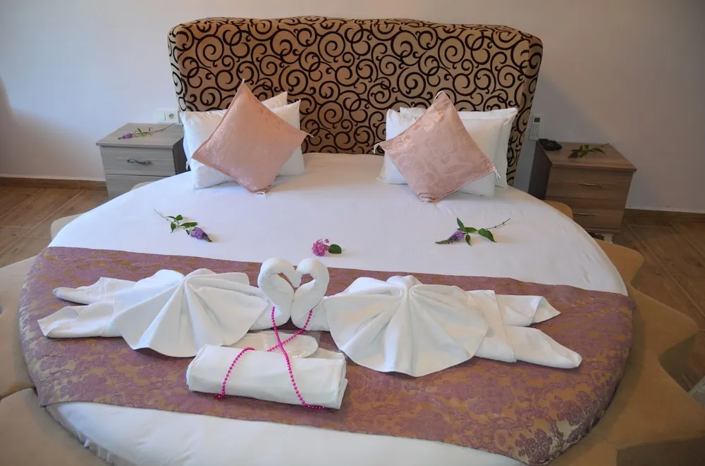 Honeymoon Tek Büyük Yataklı Oda, 1 Çift Kişilik Yatak, Sıcak Su Küveti
