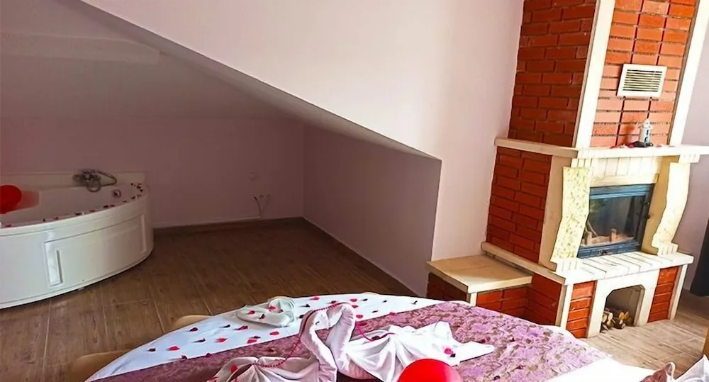 Honeymoon Tek Büyük Yataklı Oda, 1 Çift Kişilik Yatak, Sıcak Su Küveti