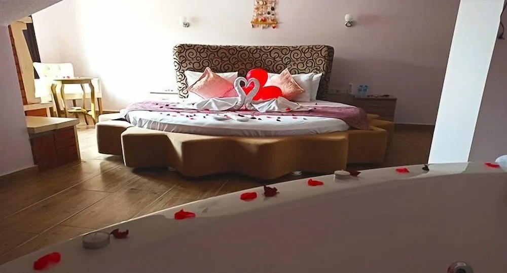 Honeymoon Tek Büyük Yataklı Oda, 1 Çift Kişilik Yatak, Sıcak Su Küveti