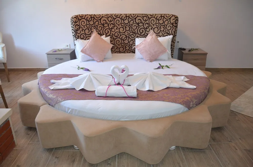 Honeymoon Tek Büyük Yataklı Oda, 1 Çift Kişilik Yatak, Sıcak Su Küveti