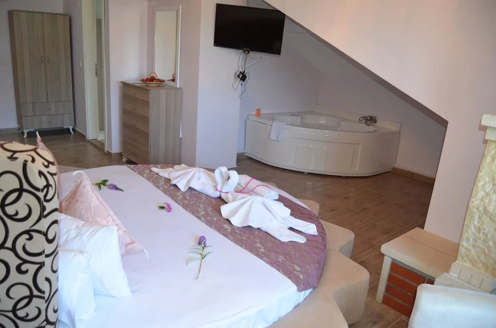 Honeymoon Tek Büyük Yataklı Oda, 1 Çift Kişilik Yatak, Sıcak Su Küveti
