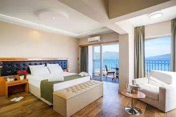 Aurasia SeaSide Hotel