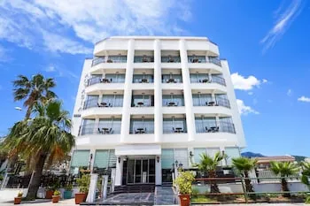 Aurasia SeaSide Hotel