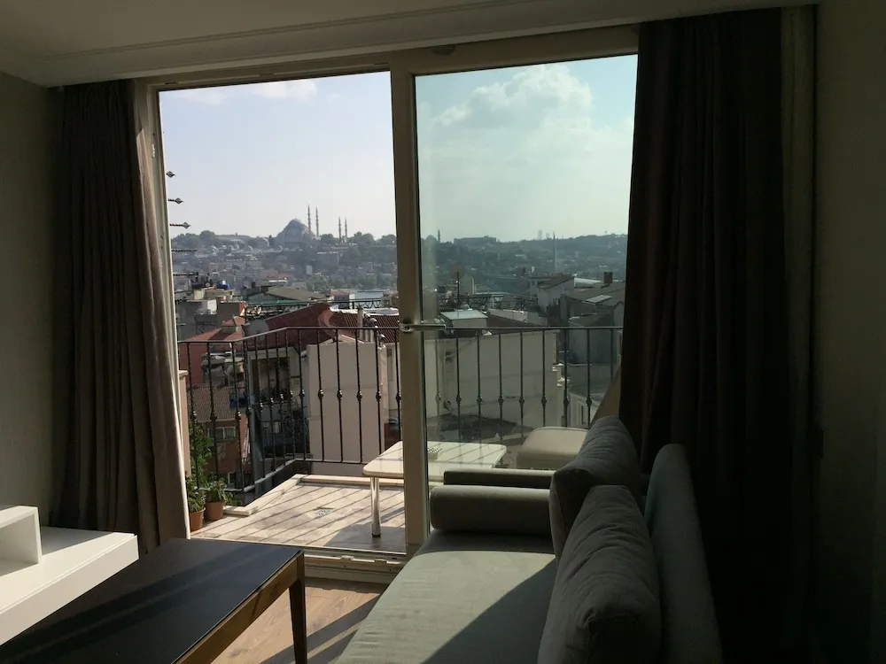 Deluxe Süit, 1 Yatak Odası, Balkon/Veranda, Kısmi Deniz Manzaralı