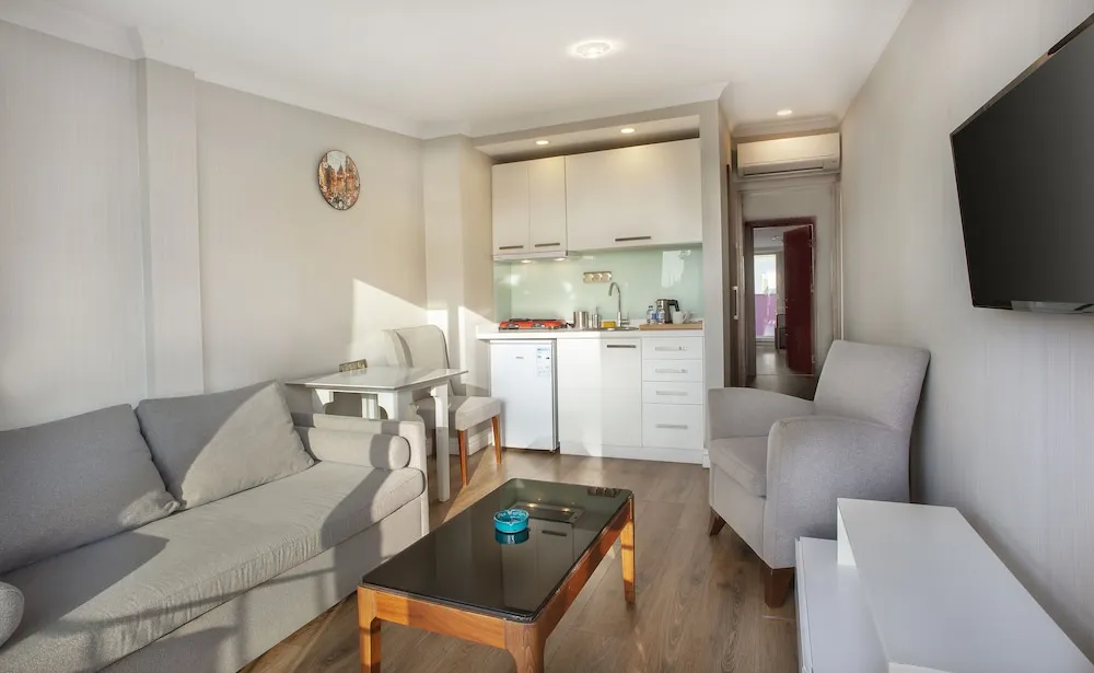 Deluxe Süit, 1 Yatak Odası, Balkon/Veranda, Kısmi Deniz Manzaralı