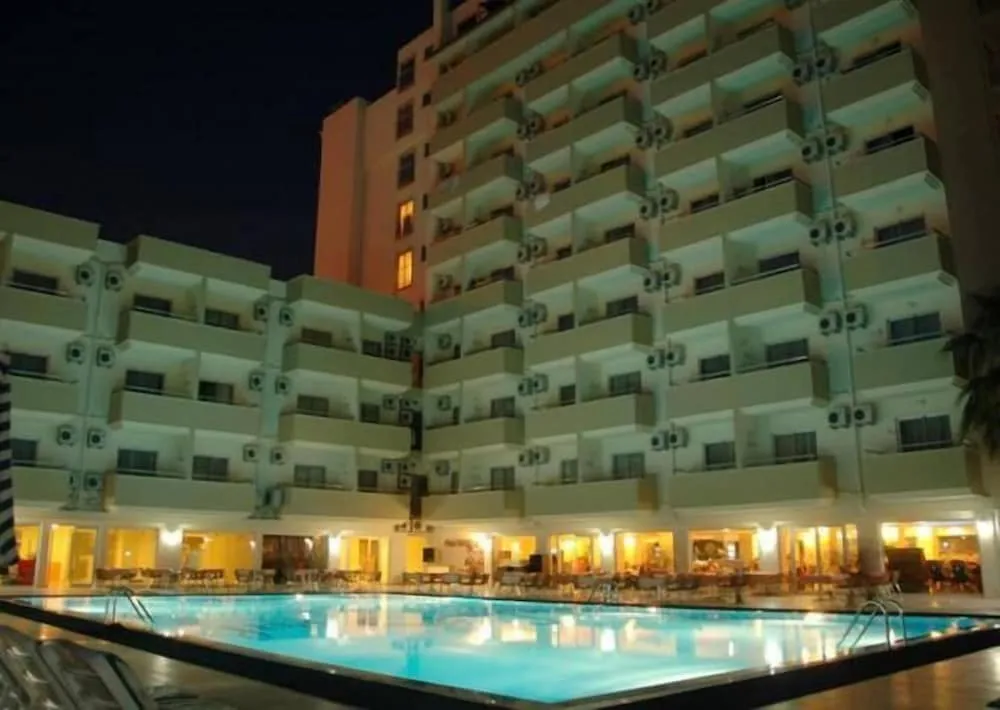 Konaklama yerinin ön cephesi - akşam/gece