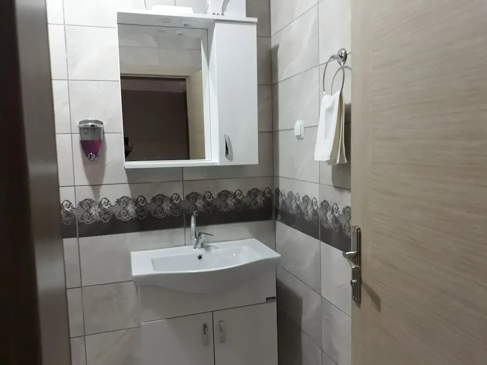 Economy Üç Kişilik Oda, Banyolu/Duşlu